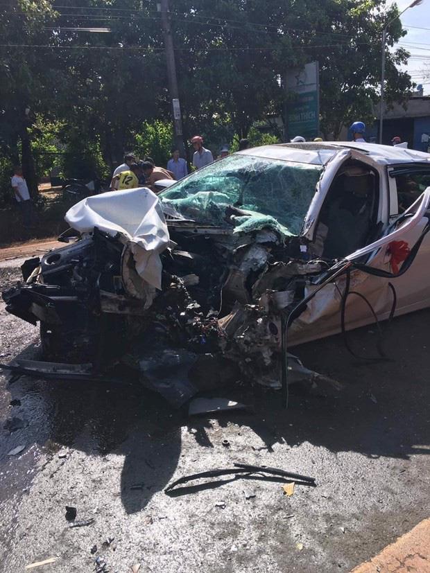 Bình Phước: Xe rước dâu đâm trực diện xe tải, 2 người bị thương nặng-2