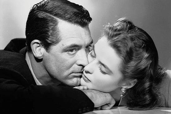 Đạo diễn lách luật thế nào để có 'nụ hôn nhục cảm nhất' dài 2 phút?