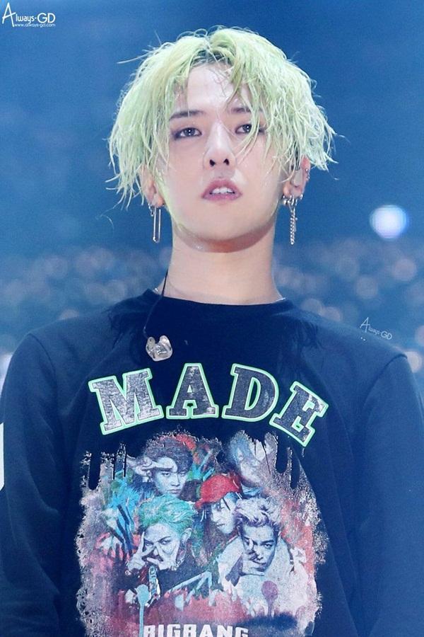 Big Bang G-Dragon sẽ chính thức xuất ngũ vào 26/10 tới.  Cư dân mạng đang lo lắng cho sự trở lại của Big Bang sau hàng loạt scandal đến từ T.O.P và cựu thành viên Seungri.