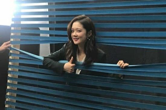 Jang Nara khoe ảnh hậu trường chụp poster đáng yêu