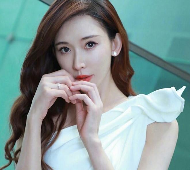 Lâm Chí Linh - siêu mẫu luôn bị điều tiếng vì ảnh khêu gợi-8
