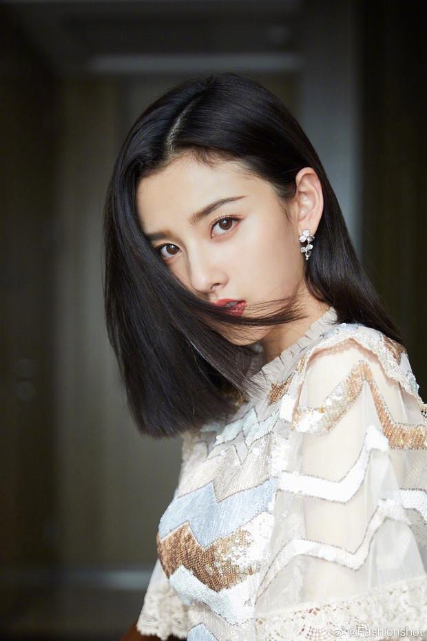 Triệu Vy lộ dấu vết lão hóa khi sánh bước cùng Huỳnh Hiểu Minh-5