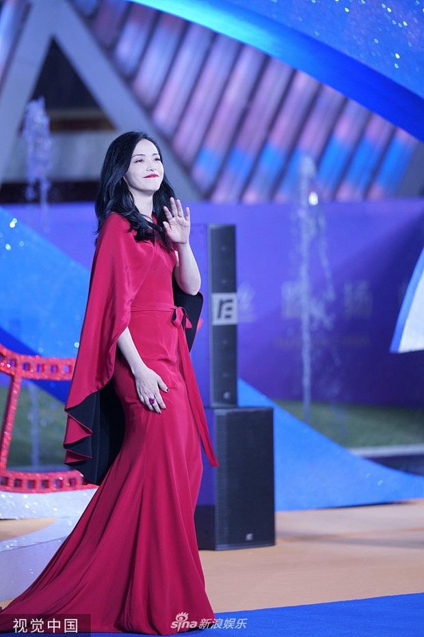 Triệu Vy lộ dấu vết lão hóa khi sánh bước cùng Huỳnh Hiểu Minh-7