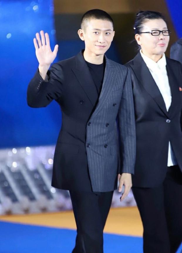 Triệu Vy lộ dấu vết lão hóa khi sánh bước cùng Huỳnh Hiểu Minh-10