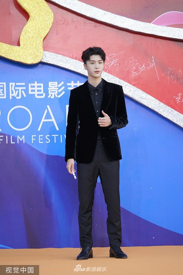 Triệu Vy lộ dấu vết lão hóa khi sánh bước cùng Huỳnh Hiểu Minh-11