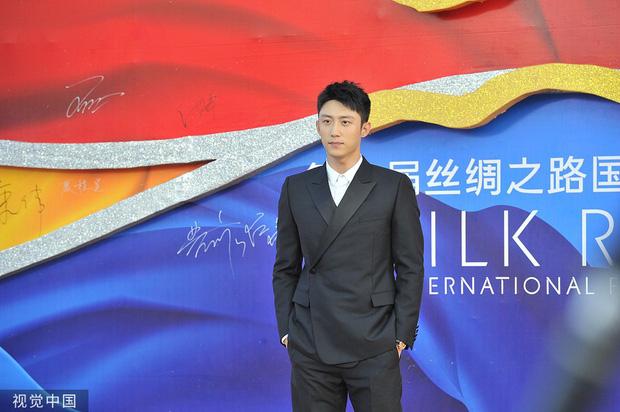 Triệu Vy lộ dấu vết lão hóa khi sánh bước cùng Huỳnh Hiểu Minh-12