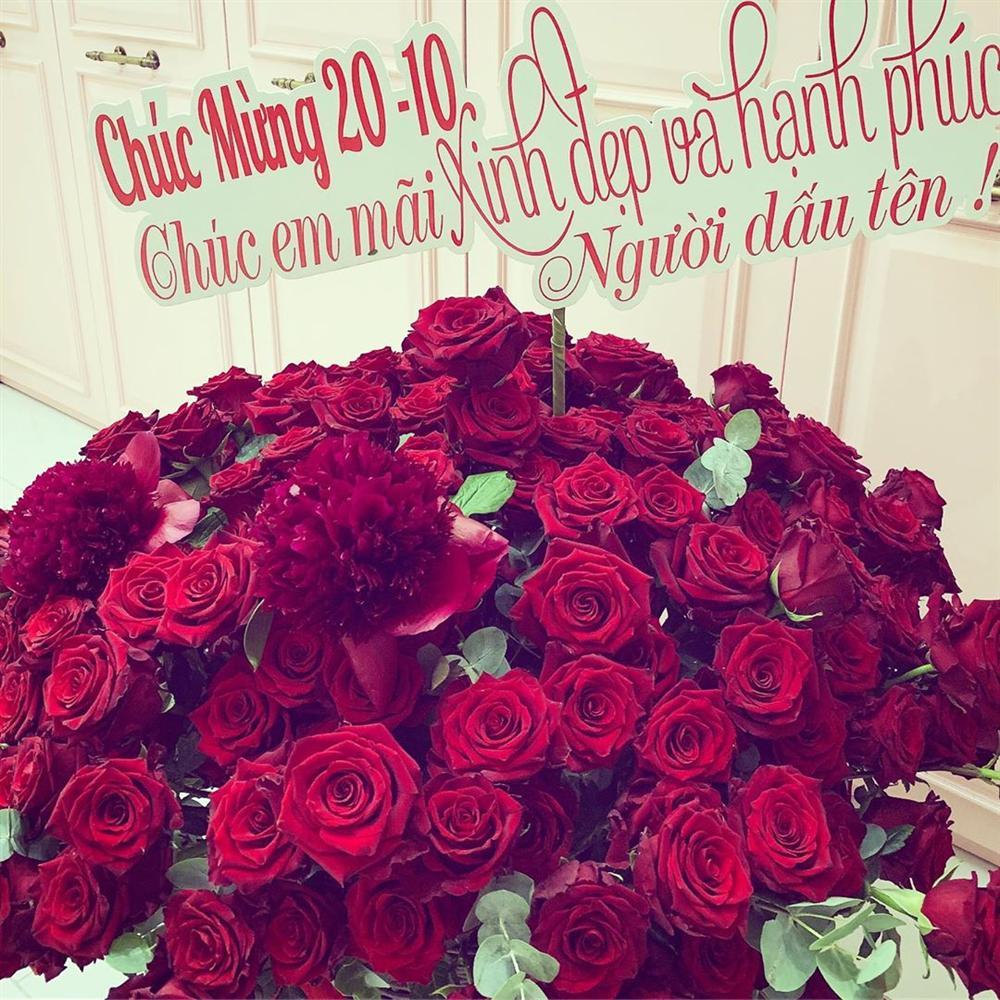 Ngọc Trinh khoe hoa người bí ẩn tặng nhưng ai cũng cười bò vì viết chính tả sai mất rồi!-1