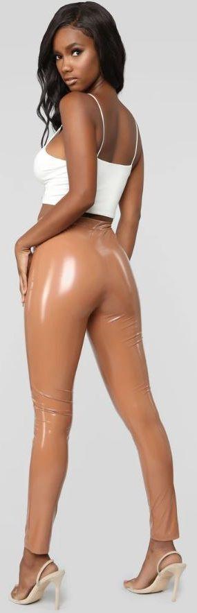 Diện mẫu quần lạ, nữ người mẫu trông như không mặc gì xuống phố-1