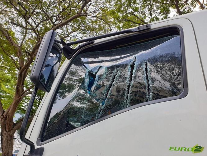 Chủ phòng Gym dùng kiếm chém truy sát người đi đường chạy loạn-1