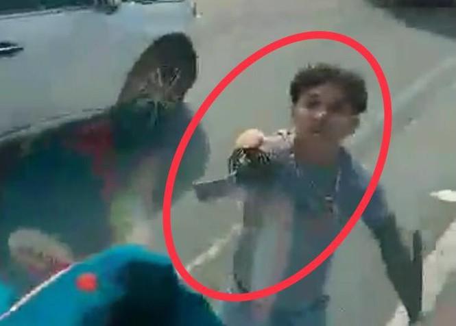 Chủ phòng Gym dùng kiếm chém truy sát người đi đường chạy loạn-2