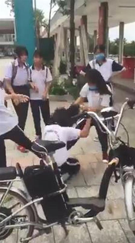 Phát hoảng với clip nữ sinh bị bạn đấm đá tới tấp ở Bình Dương-1
