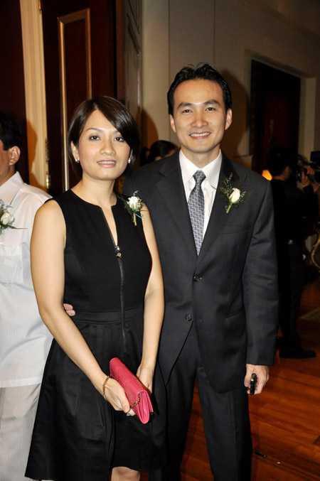 Chi Bảo nắm tay mỹ nhân lạ mặt giữa nghi vấn ly hôn người vợ thứ hai-2