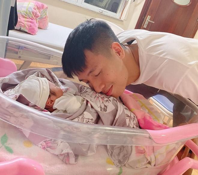 Bùi Tiến Dũng, Bùi Tiến Dụng nhập hội bố bỉm sữa, chăm khoe ảnh con-1