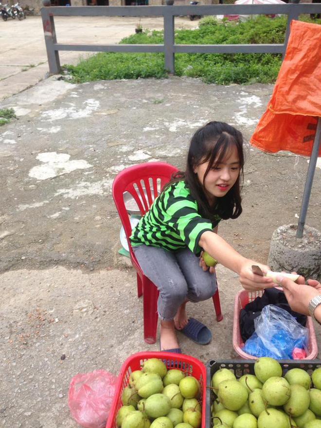 Sau cô gái bán lê, dân mạng tiếp tục phát sốt trước em bé bán hoa mang vẻ đẹp lạ ở Hà Giang-6