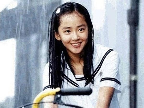 Năm 2000, Moon Geun Young tham gia vai diễn Eun Seo lúc nhỏ trong bộ phim truyền hình ăn khách Trái tim mùa thu. Không chỉ thu hút với tài năng diễn xuất đa cảm, cô còn được yêu thích bởi gương mặt vô cùng đáng yêu.