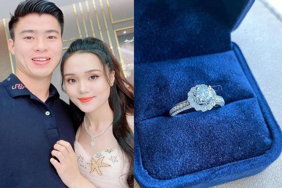 Người yêu Duy Mạnh khoe nhẫn kim cương siêu khủng, trả lời từng comment về hứa mời cưới bạn bè