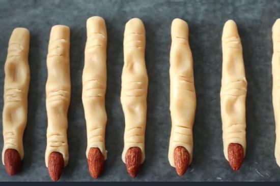 Bánh quy ngón tay phù thủy kỳ dị cho lễ hội Halloween