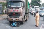 Xe container kéo lê xe máy ở Sài Gòn, bố mẹ chết thảm, con gái nguy kịch