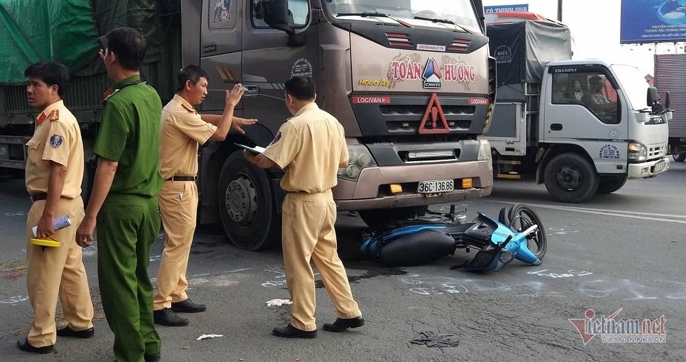 Xe container kéo lê xe máy ở Sài Gòn, bố mẹ chết thảm, con gái nguy kịch-3