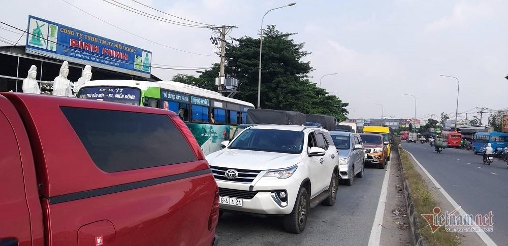 Xe container kéo lê xe máy ở Sài Gòn, bố mẹ chết thảm, con gái nguy kịch-4