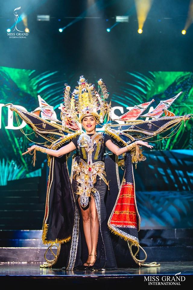 Top 10 quốc phục đẹp nhất Miss Grand International 2019, trong đó có thí sinh giống Mạc Văn Khoa-4