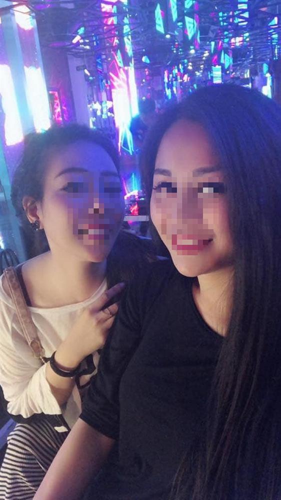 Xôn xao bức ảnh cưới 1 chú rể 2 cô dâu ôm nhau thắm thiết đầy hạnh phúc-3