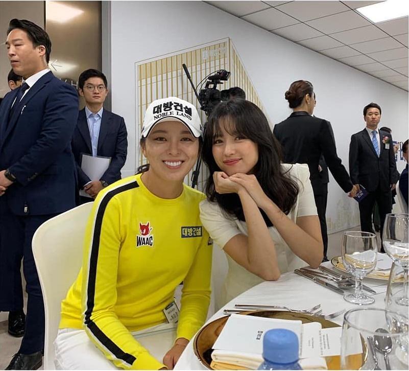 Nhan sắc rạng rỡ và nổi bật của Han Hyo Joo một lần nữa nhận được nhiều lời khen ngợi từ người hâm mộ.