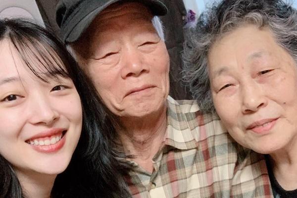 Luna đăng ảnh nhóm f(x), viết tâm thư tưởng nhớ Sulli-3