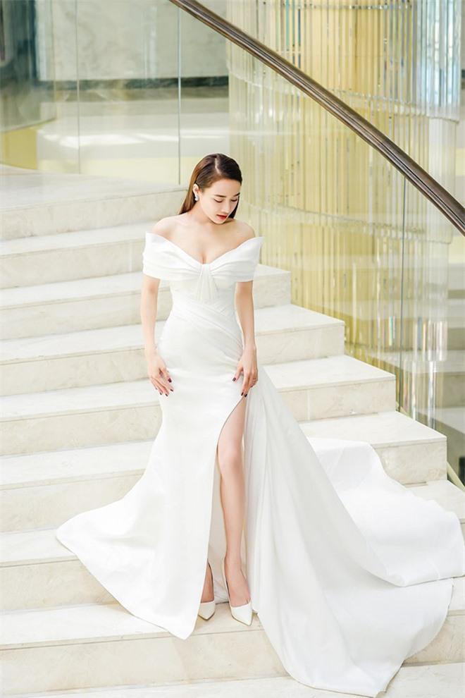 Diện đầm cúp ngực sexy, Nhã Phương khiến dân mạng lo sốt vó vì vòng 1 sắp trào khỏi váy-5