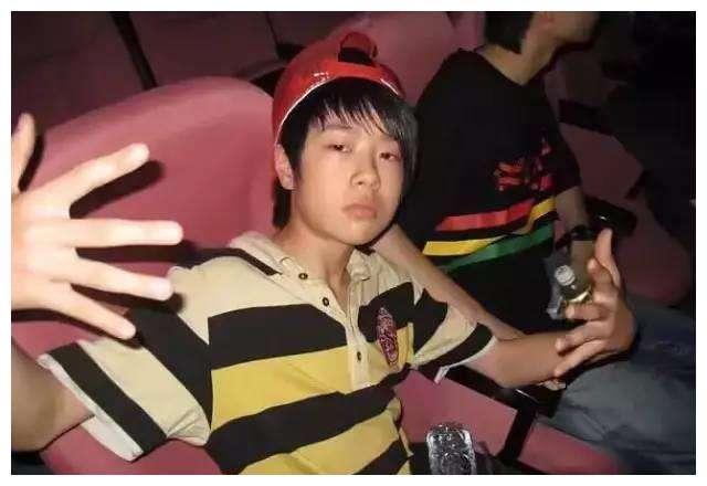 Loạt ảnh thơ ấu chứng minh nam thần Vương Nhất Bác đẹp từ trong trứng nước-4