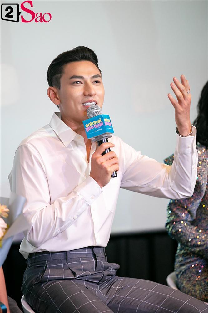 Isaac không sợ lộ hàng khi diễn cảnh khỏa thân trong Anh Trai Yêu Quái-6