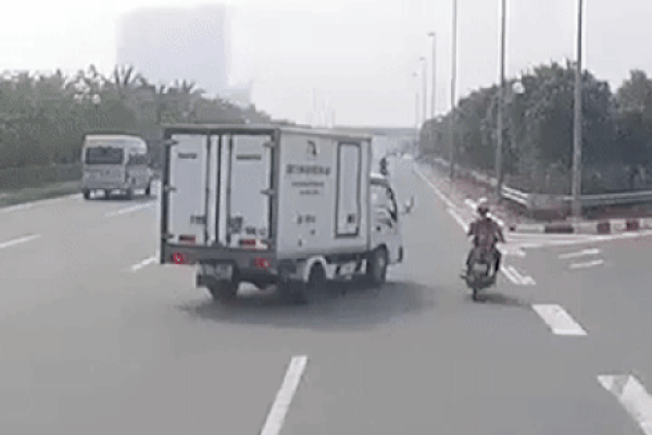 Clip: Vào cua không quan sát, tài xế xe tải suýt nghiền nát người đi xe máy ở Hà Nội