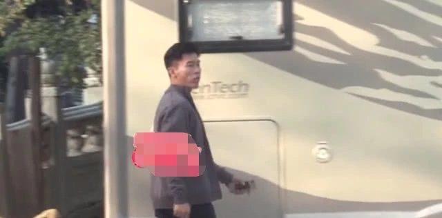 Lộ ảnh Lý Thần cùng bạn gái tin đồn Vương Hiểu Thần trên phim trường-1