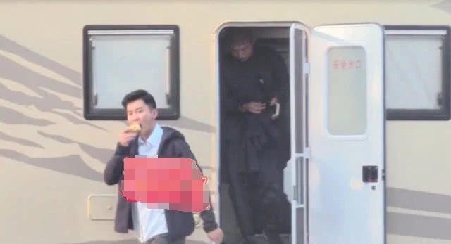 Lộ ảnh Lý Thần cùng bạn gái tin đồn Vương Hiểu Thần trên phim trường-2