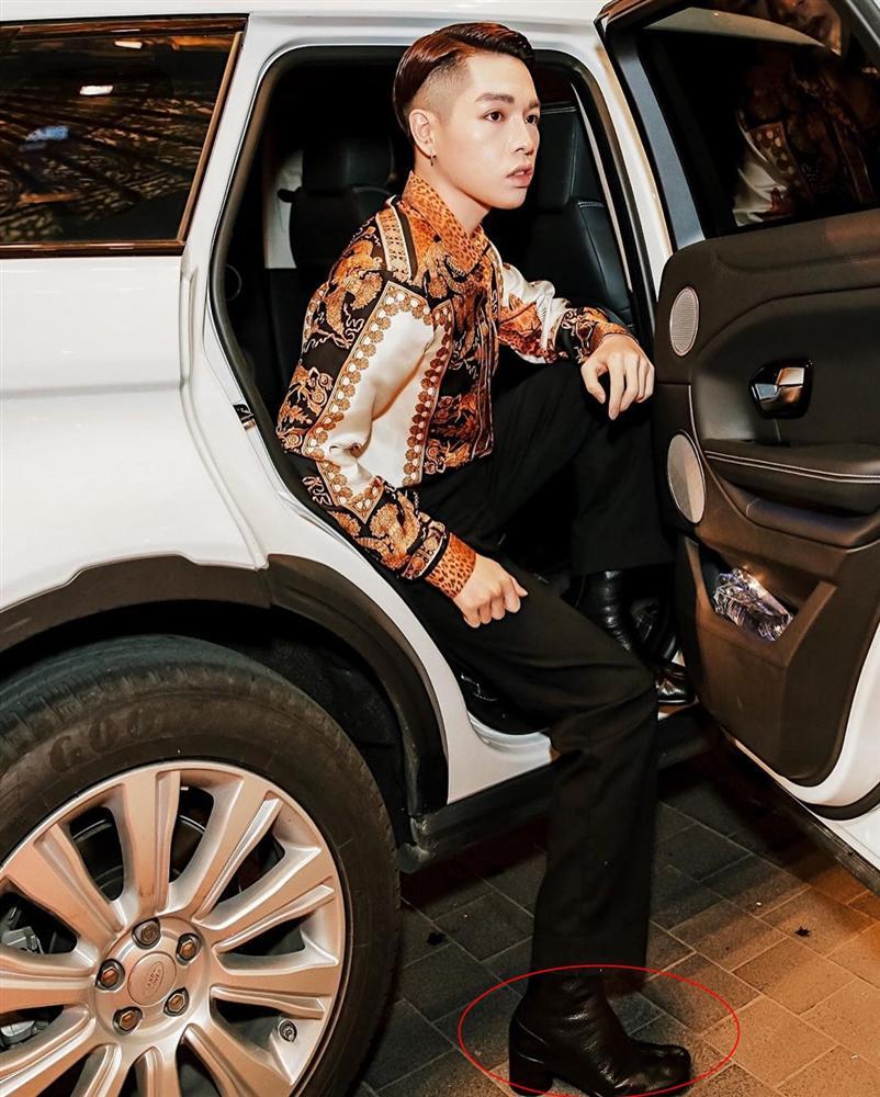 Đức Phúc đi giày cao gót, đeo bịt tai vàng chống thị phi nhưng fan lại thi nhau réo tên Sơn Tùng M-TP và Erik-2