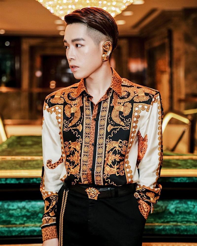 Đức Phúc đi giày cao gót, đeo bịt tai vàng chống thị phi nhưng fan lại thi nhau réo tên Sơn Tùng M-TP và Erik-3