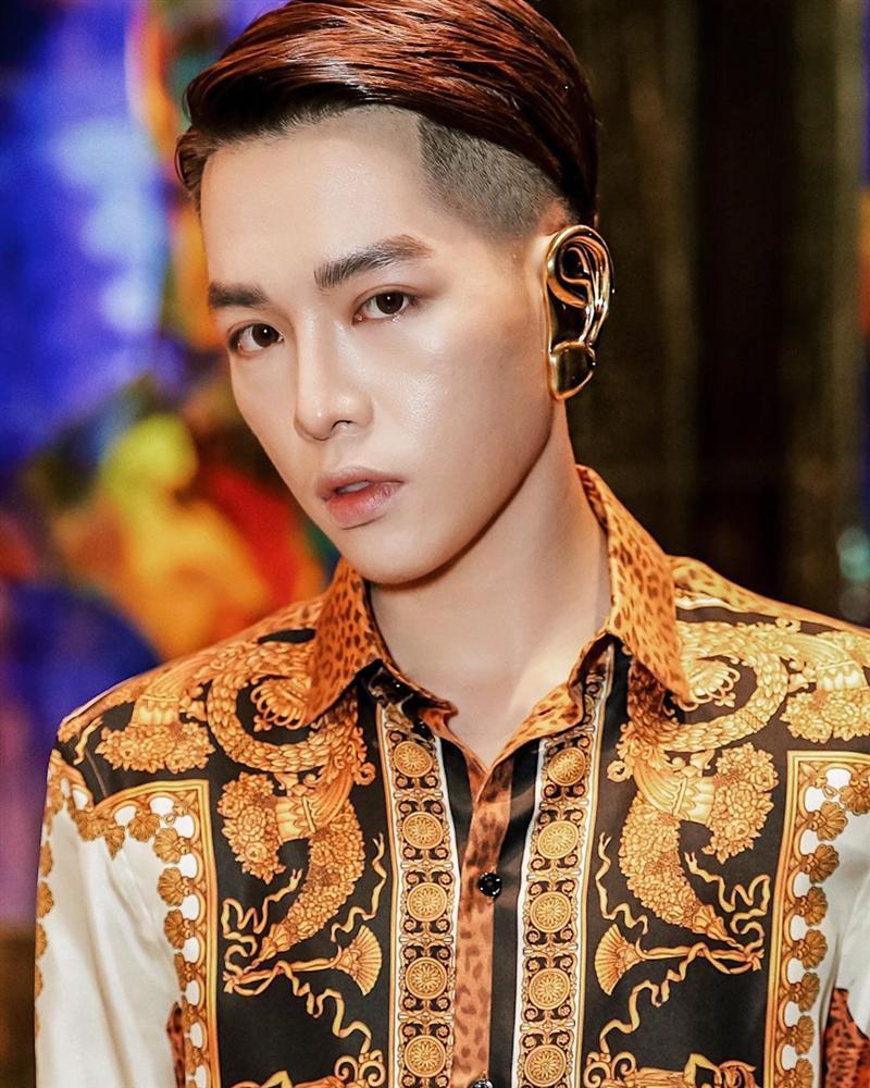 Đức Phúc đi giày cao gót, đeo bịt tai vàng chống thị phi nhưng fan lại thi nhau réo tên Sơn Tùng M-TP và Erik-5