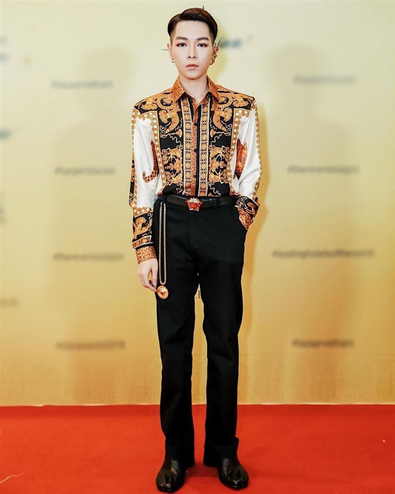 Đức Phúc đi giày cao gót, đeo bịt tai vàng chống thị phi nhưng fan lại thi nhau réo tên Sơn Tùng M-TP và Erik-11