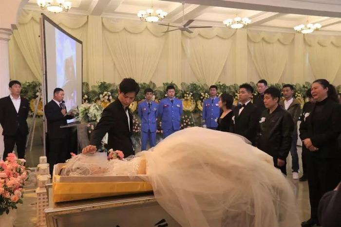 Đám cưới trong lễ tang của cặp đôi khiến ai tham dự cũng lặng người-2