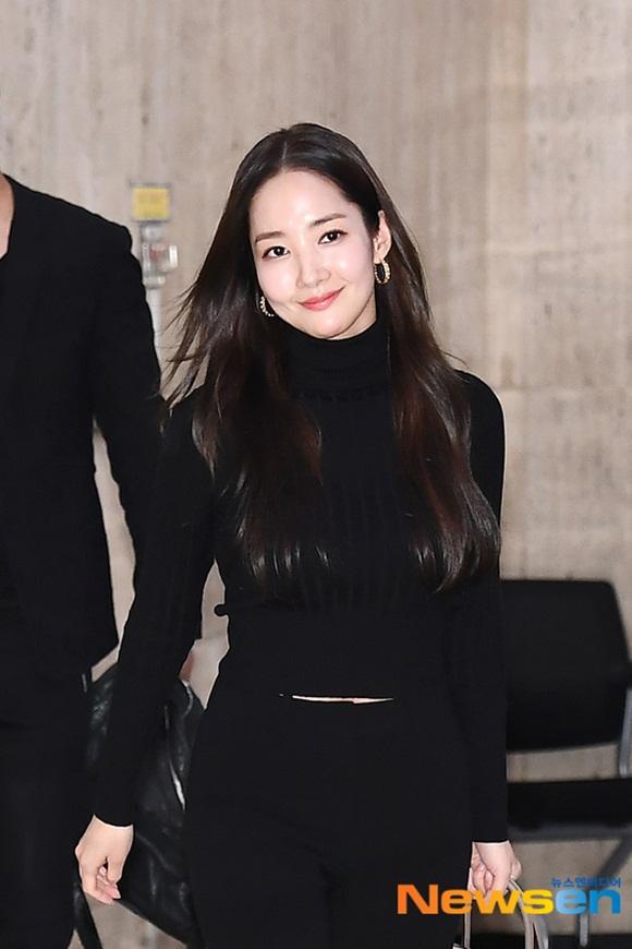 Mặc cả cây màu đen, nữ hoàng dao kéo Park Min Young vẫn nổi như cồn ở sân bay với vòng eo con kiến và túi Hermes sang chảnh-3