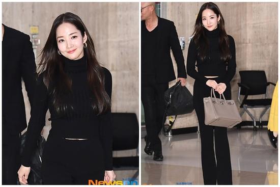 Mặc cả cây màu đen, 'nữ hoàng dao kéo' Park Min Young vẫn 'nổi như cồn' ở sân bay với vòng eo con kiến và túi Hermes sang chảnh