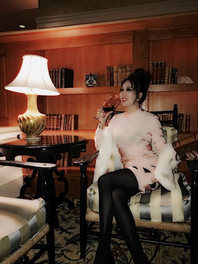 Đã mặc lỗi mốt thì chớ, Phi Thanh Vân lại lộ nội y dưới lớp áo mỏng cực kỳ phản cảm-2