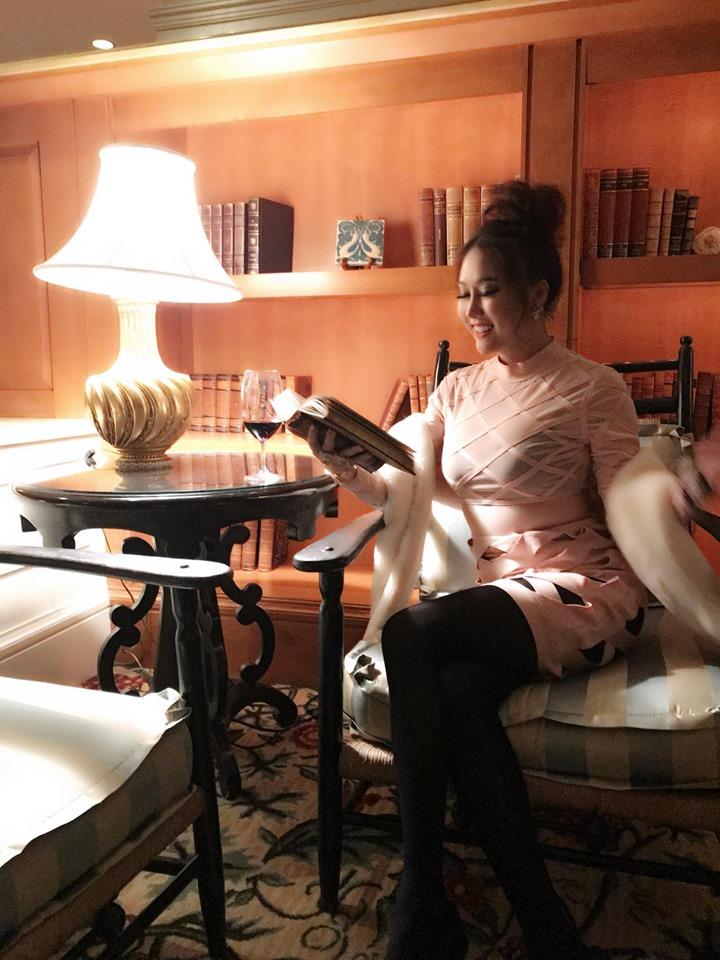 Đã mặc lỗi mốt thì chớ, Phi Thanh Vân lại lộ nội y dưới lớp áo mỏng cực kỳ phản cảm-4