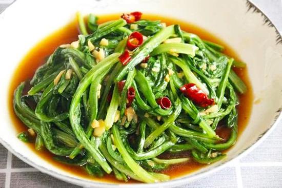 Hóa ra đầu bếp nhà hàng đều nắm giữ bí mật đơn giản để rau xào vừa xanh vừa giòn