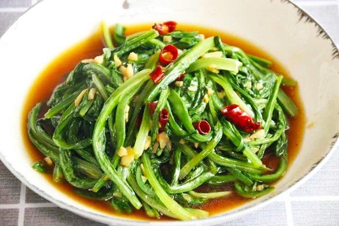 Hóa ra đầu bếp nhà hàng đều nắm giữ bí mật đơn giản để rau xào vừa xanh vừa giòn-1