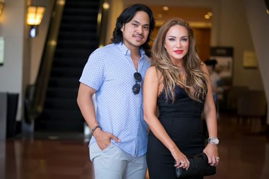 Bạn trai kém tuổi đệm đàn cho Thanh Hà hát