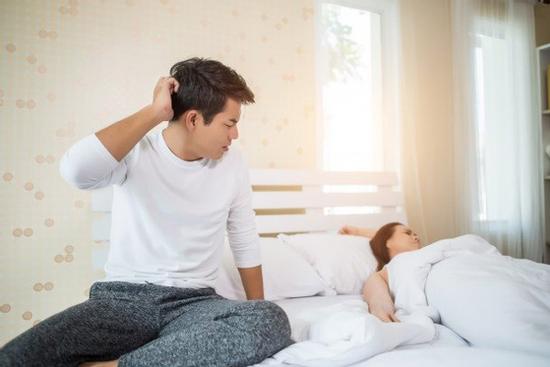 Vận dụng hết 'vốn liếng', vợ sắp cưới vẫn ngây như 'phỗng' trên giường