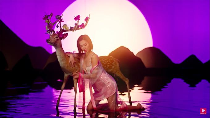 Pha tạo dáng phản cảm để đời và những lần lộ nội y kém duyên của Bích Phương-10