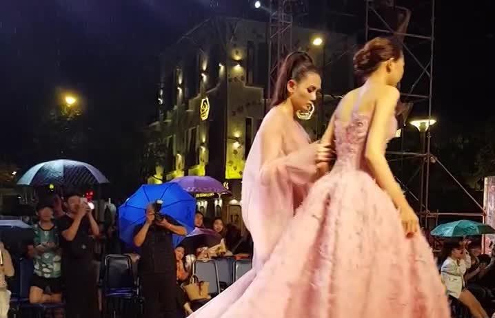 Mỹ nhân Việt ghi điểm với hành động đẹp, cứu đồng nghiệp trên sàn diễn thời trang-5