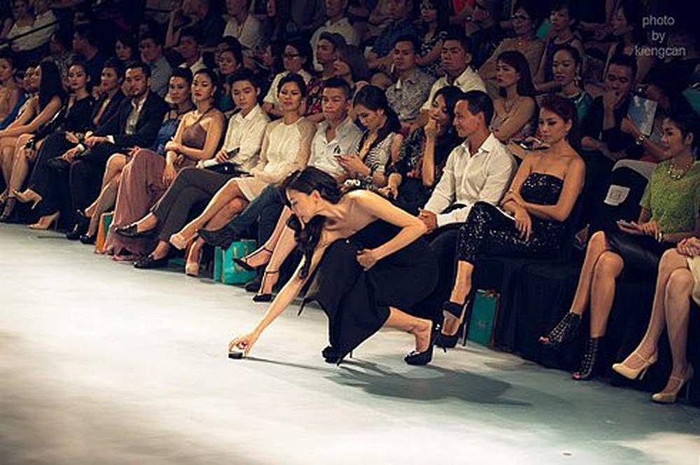 Mỹ nhân Việt ghi điểm với hành động đẹp, cứu đồng nghiệp trên sàn diễn thời trang-7